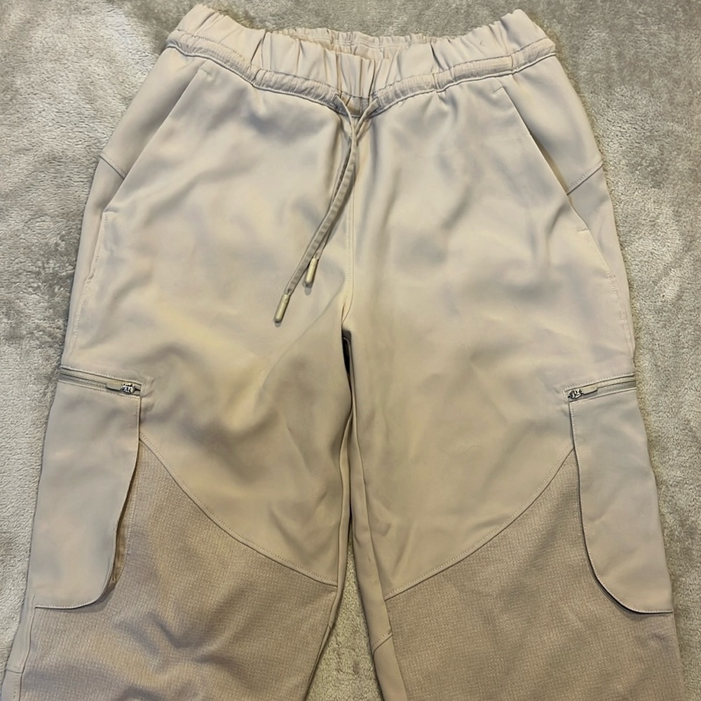 Lululemon Mid-rise cargo cropped pants